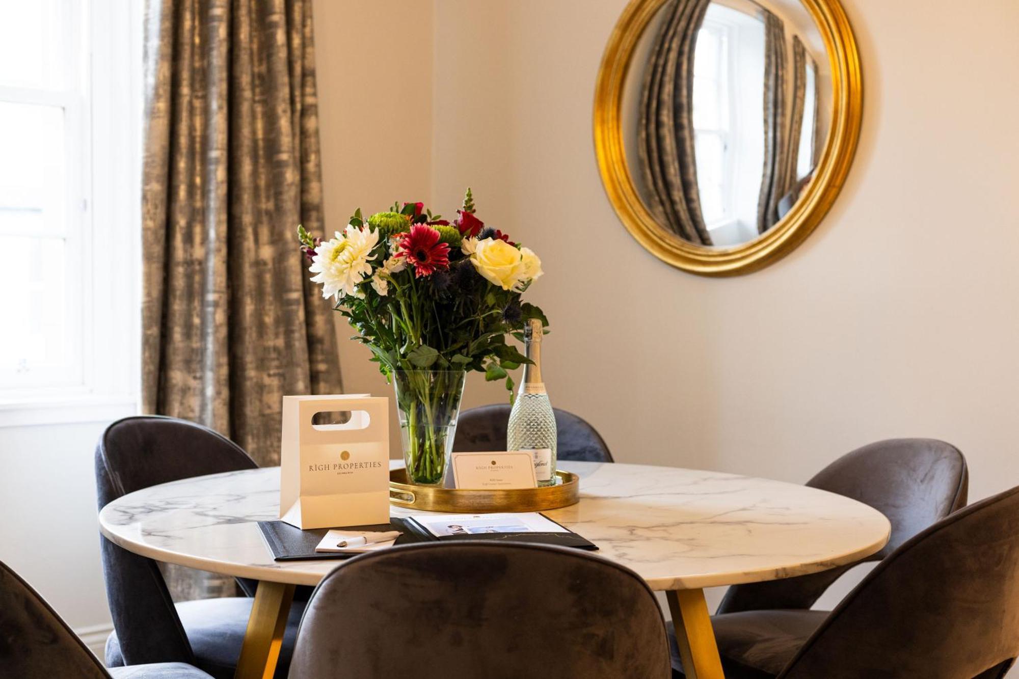 אדינבורו Righ Properties - Luxurious City Centre Three Bedroom Apartment מראה חיצוני תמונה